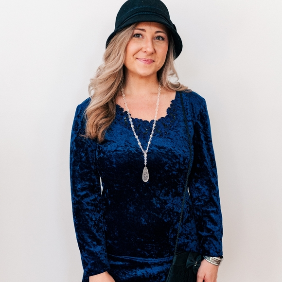 Les Bernard Signed Crystal & Lucite Etched Butterfly Pendant Necklace - Picture 3 of 4